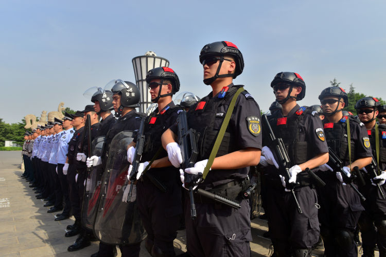 全副武装的特警.