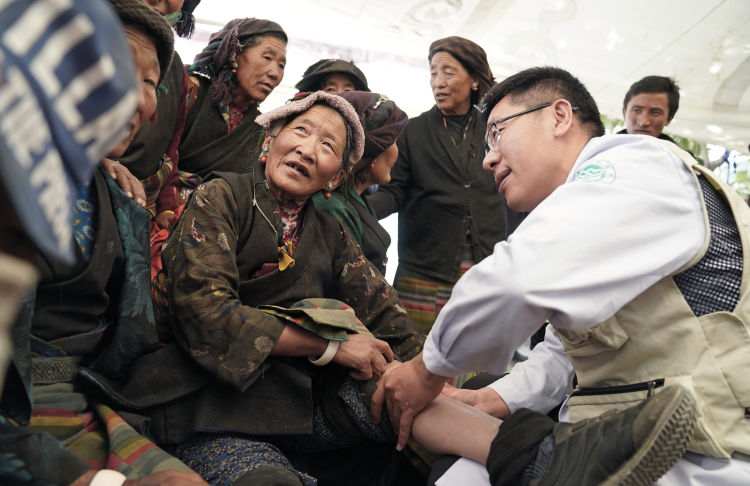 穿越喜马拉雅的守望系列公益活动在西藏昂仁县日吾其乡举行