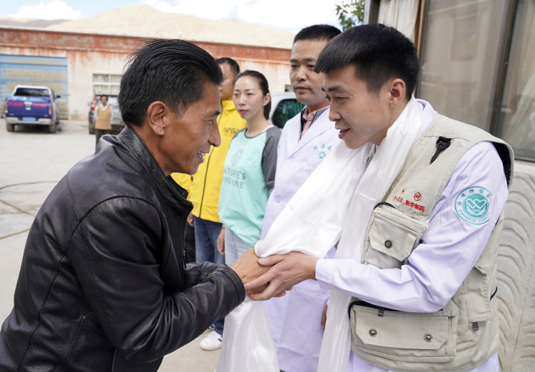 穿越喜马拉雅的守望系列公益活动在西藏昂仁县日吾其乡举行