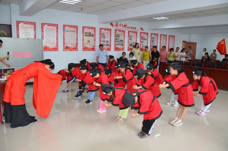 淄博高新区四宝山街道甘家村举办新时代文明实践入学升学礼